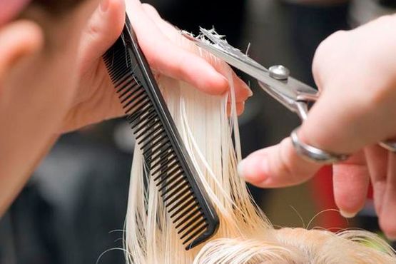 Perruqueria Carme Montes mujer realizando corte de cabello